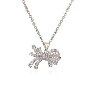 Elegante silberne Schleife Halskette mit funkelnden Zirkonien auf weißem Grund