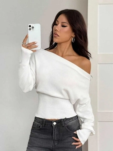 Détails de la taille côtelée et du design à épaule dénudée sur ce pull en maille blanc