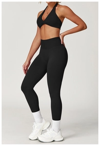 Detailansicht des schwarzen Sport-BHs und der Leggings mit hoher Taille und Knotendesign