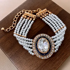 Vintage mehrlagiges Perlenarmband mit großem ovalen Strass-Mittelstück
