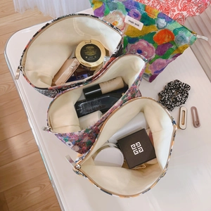 Set of floral cotton makeup bags with large capacity and silver zippers in four vintage patterns