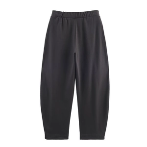 Détail du pantalon noir à jambes larges avec taille élastique et tissu en velours drapé