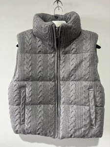 Detailansicht der grauen Strickweste mit Reißverschluss und hohem Stehkragen-Design