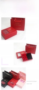 Detailed soap rose gift box set with window display and matching carry bags in three colors