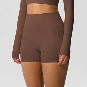 Détail du short de yoga marron foncé à taille haute avec poches latérales pratiques
