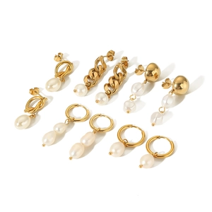Set di cinque paia di orecchini con perle barocche francesi e finitura placcata in oro 18k