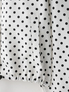 Détail du tissu à pois blancs avec couture de poche et ourlet élastique ajusté