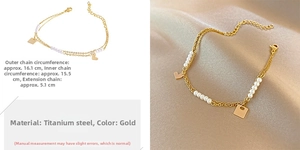 Detalle de la pulsera de doble capa en acero de titanio dorado con perlas y dijes