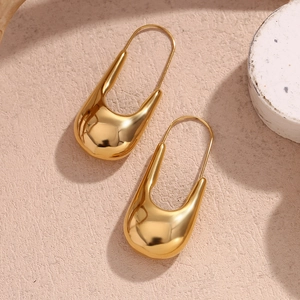 Vue macro de boucles d'oreilles épaisses en U minimalistes en acier plaqué or 18 carats