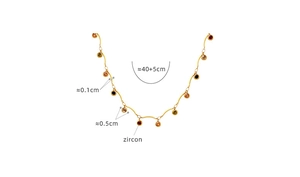 Détail du collier plaqué or 18K avec pendentifs en zircon coloré et dimensions précises