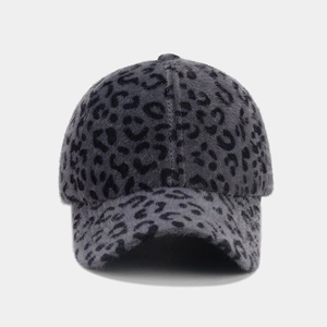 Gros plan de la casquette léopard avec une texture douce en fausse fourrure grise