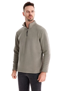Détail d'un pull en polaire pour homme montrant le col zippé 1/4 et le tissu texturé
