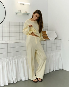 Détail d'un ensemble homewear en coton tricoté jaune pour femme avec texture côtelée