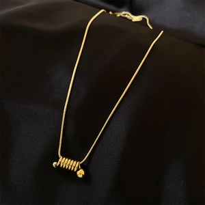 Collier minimaliste à pendentif ressort doré sur chaîne serpent avec perles en métal