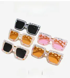 Détail de lunettes de soleil carrées avec bordure en perles et lettrage Birthday Girl