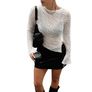 Weißes Langarmshirt aus Spitze mit Wellenstruktur und schmaler Passform für Damen