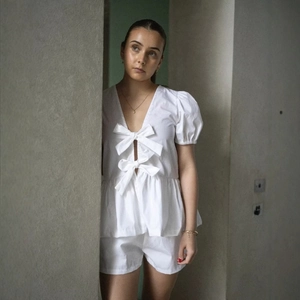 Ensemble blanc deux pièces avec haut à manches bouffantes et nœuds pour femmes
