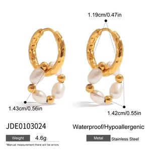 Detail of 4.6g waterproof stainless steel earrings with gold rings and baroque pearls