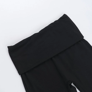 Dettaglio della vita alta con risvolto dei leggings neri aderenti in tessuto a maglia