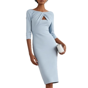 Elegante vestido midi ajustado azul claro con escote cruzado y detalle de abertura