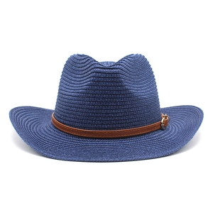 Détail d'un chapeau de cowboy en paille bleu marine avec ruban en cuir brun et boucle