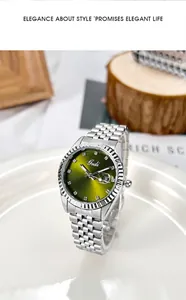 Dettaglio dell'orologio in acciaio argento con quadrante verde smeraldo e ghiera zigrinata