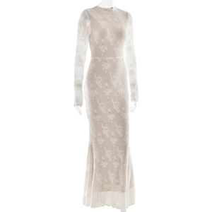 Détails de la dentelle blanche élégante sur une robe longue ajustée avec doublure nude