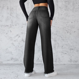 Achteraanzicht van zwarte wide-leg jeans met gewassen effect en onafgewerkte zoom
