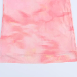 Détail du tissu en maille tie-dye rose montrant la texture fine et le matériau respirant