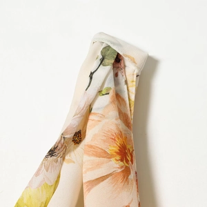 Robe longue élégante sans manches en mousseline blanche à fleurs avec col bénitier