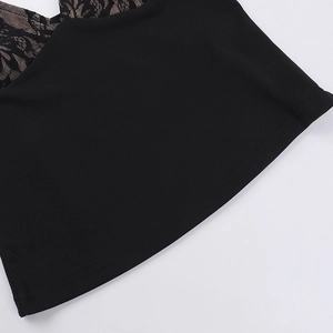 Détail en gros plan du patchwork de dentelle noire sur l'ourlet de ce mini haut sexy