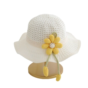 Beigefarbener Strohhut für Mädchen mit Sonnenblume und gewellter Krempe für den Sommer
