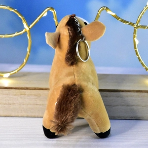Vue arrière détaillée d'un mignon porte-clés poney en peluche marron avec anneau