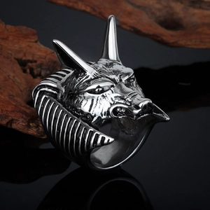 Vue détaillée de la bague tête de loup Anubis argentée au design rock hip-hop vintage