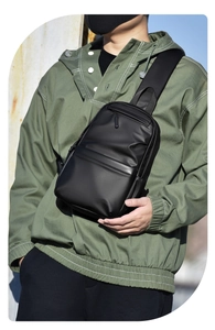 Outdoor-Model-Aufnahme einer wasserdichten schwarzen Brusttasche mit verstellbarem Gurt