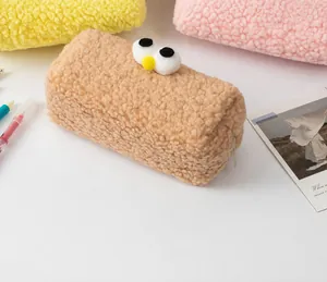 Detail van de kaki pluche etui met teddy fleece en schattige cartoon oogdetails