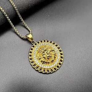 Dettaglio di un ciondolo a testa di leone hip-hop placcato oro con strass scintillanti