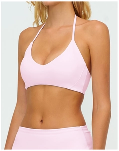 Detail eines hellrosa Halter-Yoga-Sport-BHs mit tiefem V-Ausschnitt und Funktionsstoff