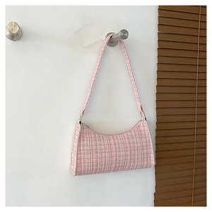 Gros plan détaillé du motif à carreaux en tweed rose et blanc sur le sac à bandoulière