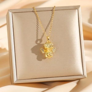 Collier avec pendentif ange plaqué or et ailes en zircons blancs sur fond de soie douce