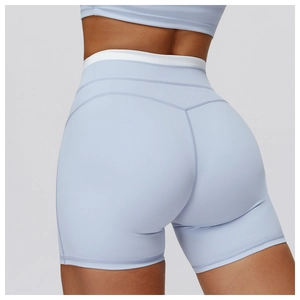 Détail du short de yoga lilas taille haute avec ceinture élastique côtelée blanche