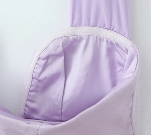 Détail de la robe dos nu lilas montrant la bande de silicone et la doublure interne