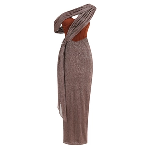 Abito aderente monospalla rosso ruggine e taupe con drappeggio elegante e nastri lunghi