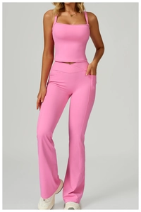 Détails de l'ensemble de yoga rose avec haut à col carré et pantalon évasé avec poches
