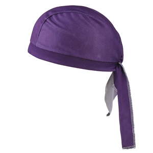 Detail des lila atmungsaktiven Mesh-Gewebes und verstellbaren Träger am Radsport-Bandana