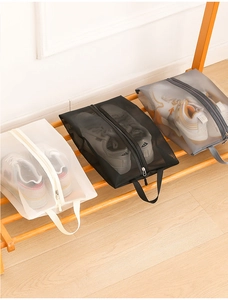 Three-color portable shoe storage bags with zippers and handles on a wooden shelf