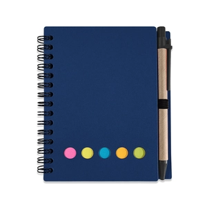 Detailansicht eines marineblauen Spiralnotizbuchs mit fünf bunten Haftnotizen und Kraftstift