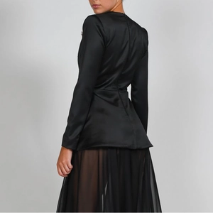 Elegantes Set aus schwarzem Satin-Blazer und durchsichtigem Netz-Maxirock für Damen