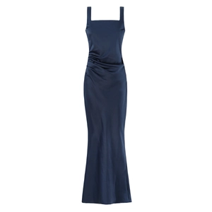 Détail des fronces à la taille d'une robe de soirée sirène sans manches bleu marine