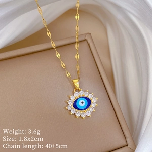 Détail du collier œil protecteur doré avec émail bleu et accents en zircon étincelants
